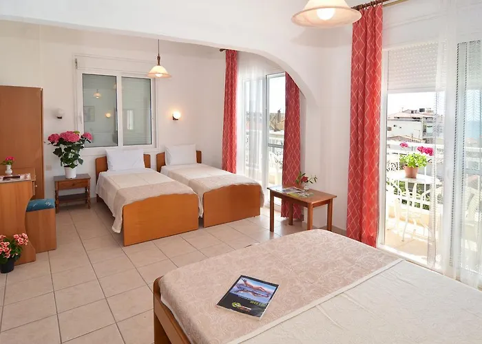 Triada يميناريا